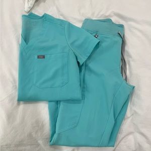 Zamora Joggers + Catarina Top
Only worn a handful of times